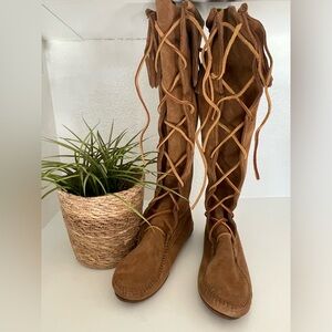Minnetonka Women’s Front Lace Knee High Moccasin Boot size 8